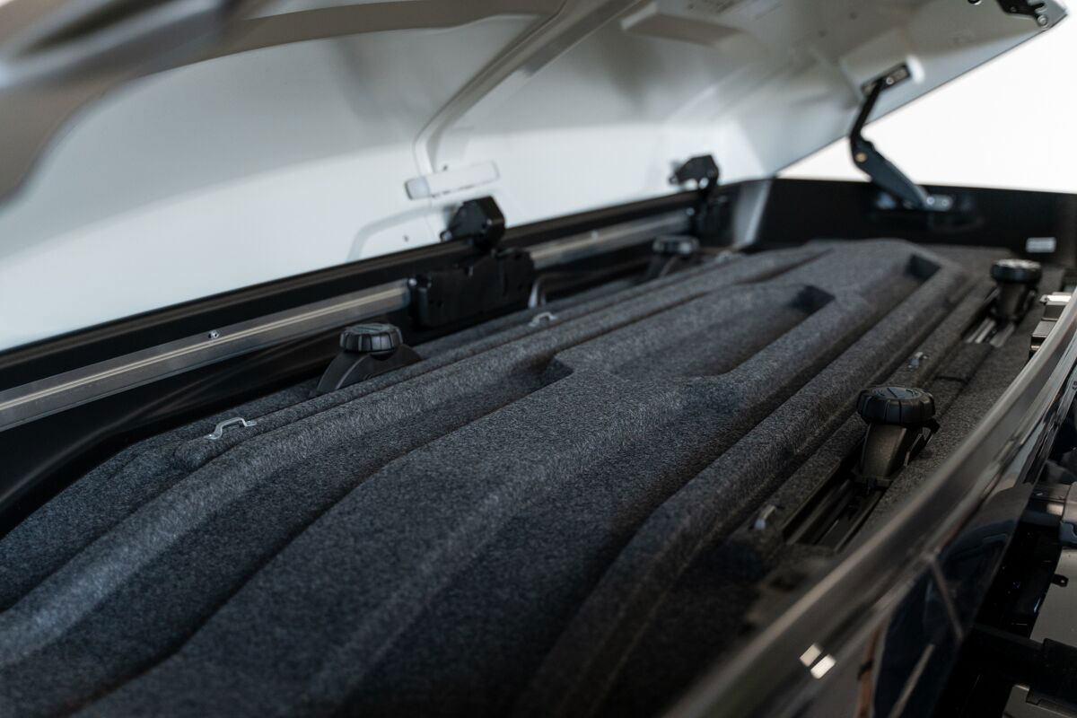 Автомобильный-бокс-на-крышу-Thule-Vector-M-черный-глянец-tule-com-ua-4 Бокс Thule Vector M Black чорний на 360л